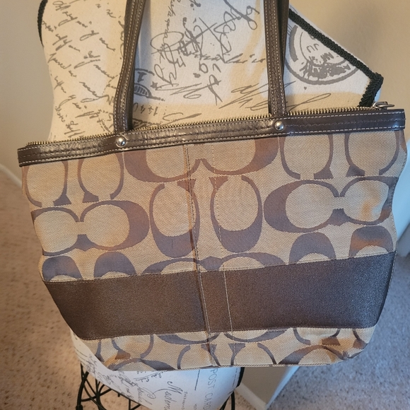 Coach authentic signature handbag - Picture 1 of 4